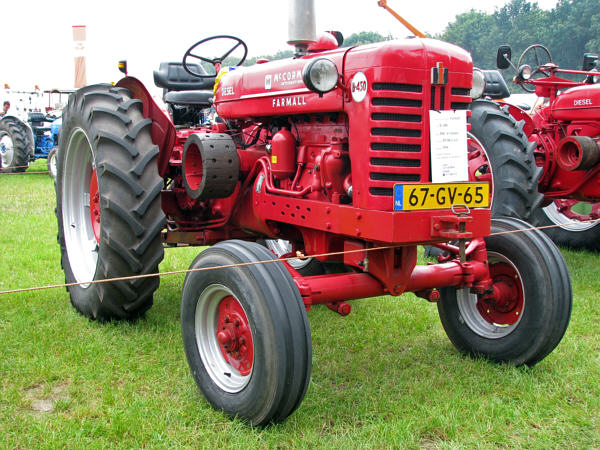 IHC (GB) Farmall B-450 01m