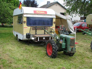 Holder mit Wohnwagen